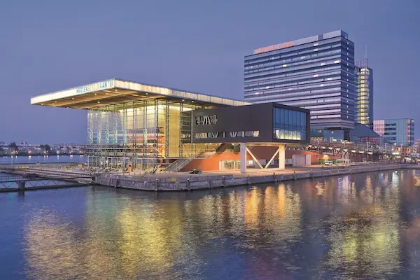 Amsterdam Light Festival, Mövenpick Hotel Amsterdam City Centre, bygning