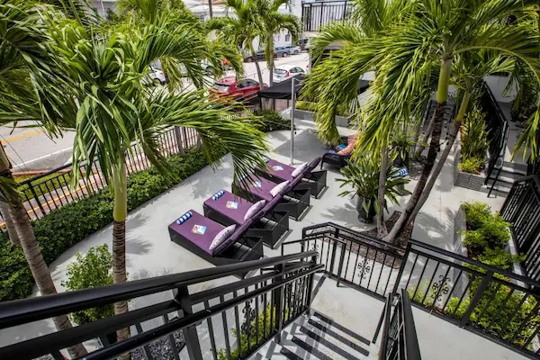 Krydstogt i Caribien med storbyferie i Miami, Beachside All Suites Hotel, gård