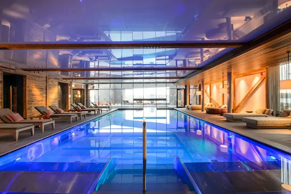 Rejse til Flensborg, Das James, pool