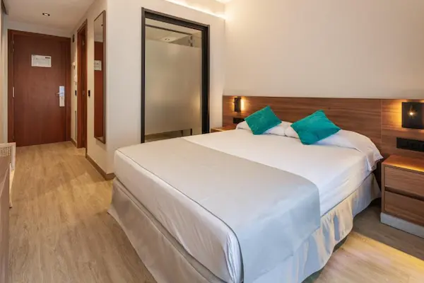 Forlænget weekend ved Costa Brava, Dwo Sirius, værelse