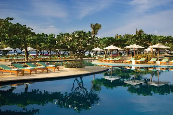 Rejse til Bali, poolområde med solsenge og parasoller
