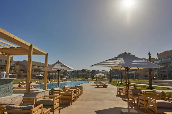 Rejse til Marsa Alam - solterrasse med bar