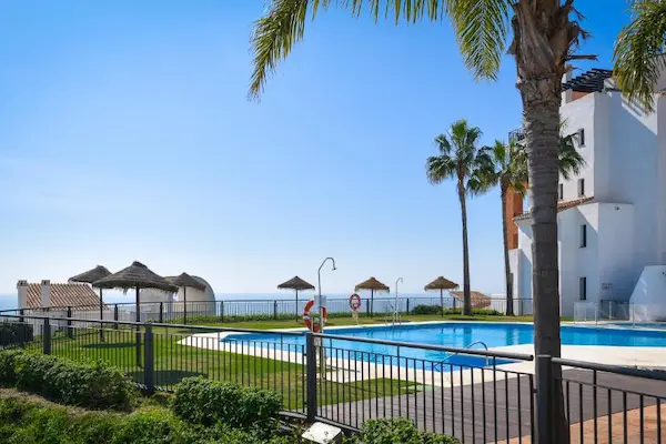Rejse til Costa del Sol Rejse til Costa del Sol - poolområde med havudsigt