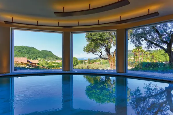 Rejse til Gardasøen Poiano Resort Apartments, Ferie ved Gardasøen, indendørs pool