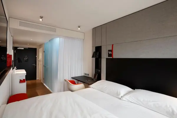 Rejse til Geneve - med udflugt til Schweiz' alper Weekendtur til Geneve, hotel citizenM værelse