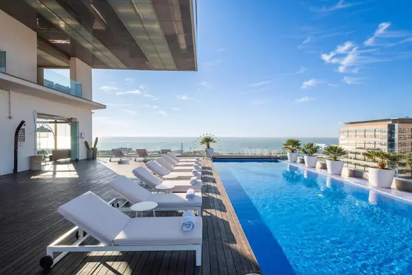 Rejse til Barcelona Rejse til Barcelona, Leonardo Royal Hotel Barcelona Forum pool