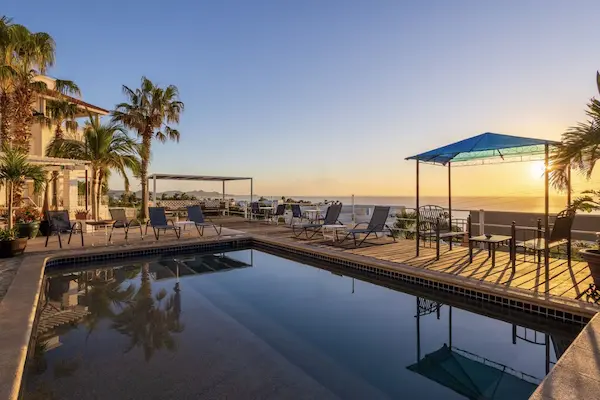 Rejse til Cabo - hotel med pool og havudsigt ved solnedgang