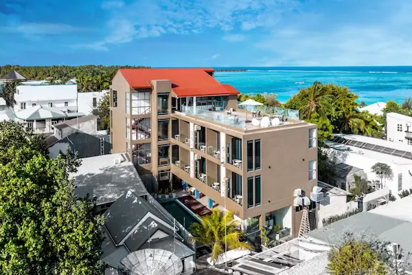 Sky Beach Maldives Hotel, billig rejse til Maldiverne, hotellet med strand i baggrunden