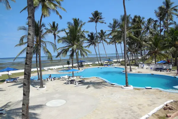 Safarirejse til Kenya - med strand, storby og safari Safarirejse til Kenya, Sun N Sand Beach Resort, pool og strand