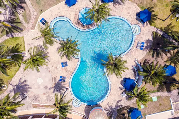 Safarirejse til Kenya - med strand, storby og safari Safarirejse til Kenya, Sun N Sand Beach Resort, pool