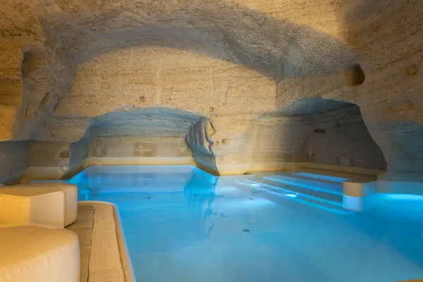 Rejse til Matera - spaomr&aring;de sk&aring;ret ind i klippev&aelig;g