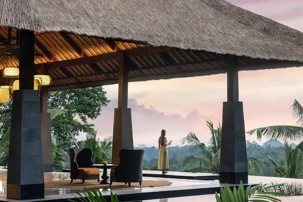 Luksusophold i Ubud på Bali Rejse til Ubudterrasseområde med udsigt over junglen