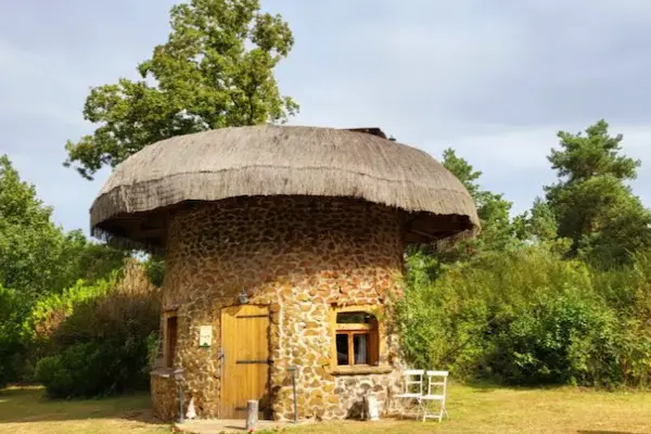 Hobbit-hotel i den franske natur Le Nid Dans Les Bruyères, Frankrig (1)