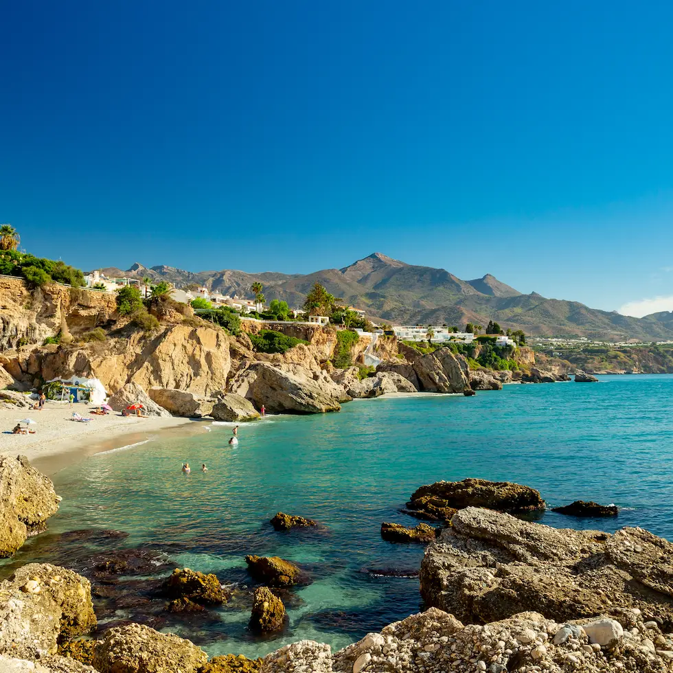 Strand-i-Nerja-Costa-del-Sol-Anadalusia-Spanien-banner-980-x-980