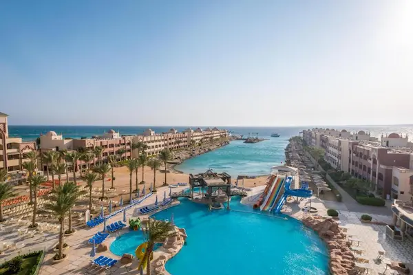 All inclusive i Hurghada All inclusive i Hurghada - luftfoto over hotellet med beliggenhed direkte ved strand og hav