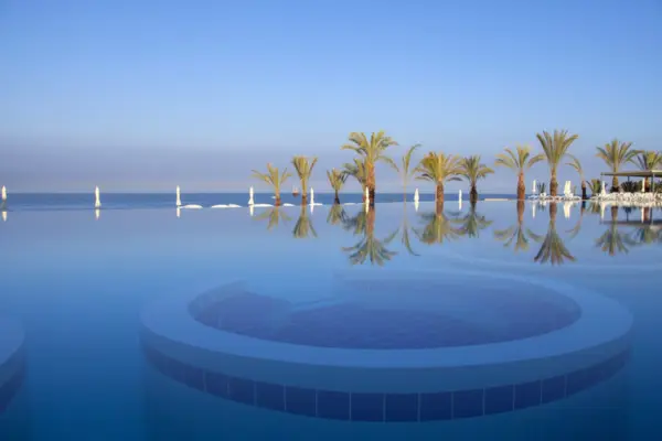 King Evelthon Beach Hotel & Resort, pool og havudsigt