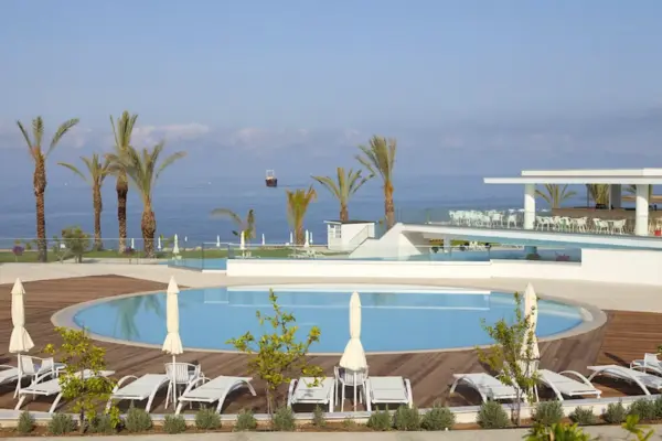King Evelthon Beach Hotel & Resort, pool og havudsigt 2