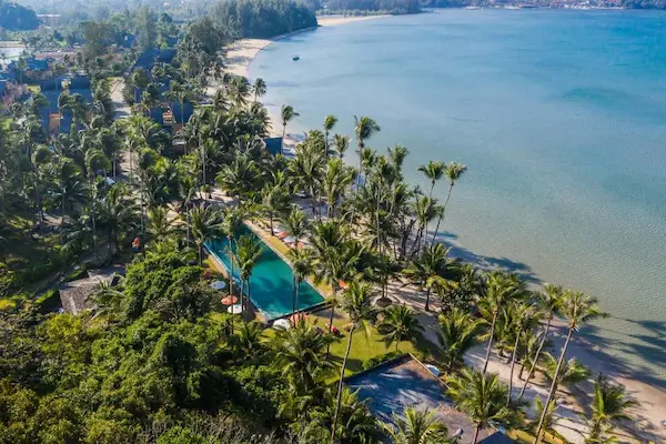 Rejse til Koh Chang, luftbillede af pool og strand