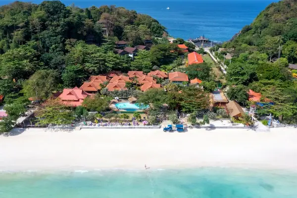 Rejse til Koh Phi Phi - hotellet ligger lige ved stranden