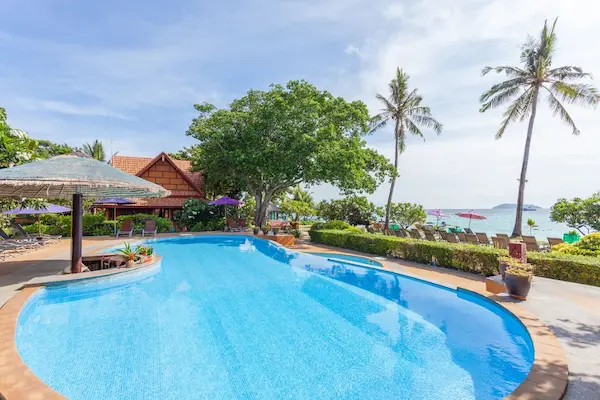 Rejse til Koh Phi Phi - hotellets poolområde med havudsigt