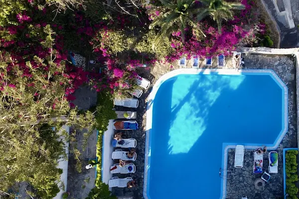 Rejse til Santorini - Ægæerhavets perle Porto Castello, pool luftfoto