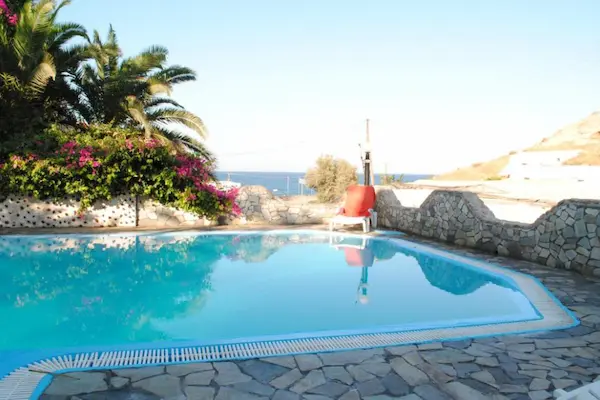 Rejse til Santorini - Ægæerhavets perle Porto Castello, pool og havudsigt