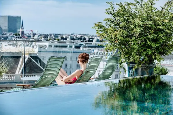 Hotel Grand Ferdinand Vienna, terrasse og pool