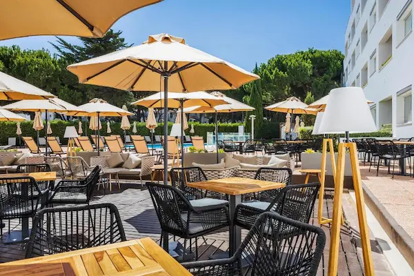 Weekendrejse til Algarve Rejse til Algarve - siddepladser ved poolområdet