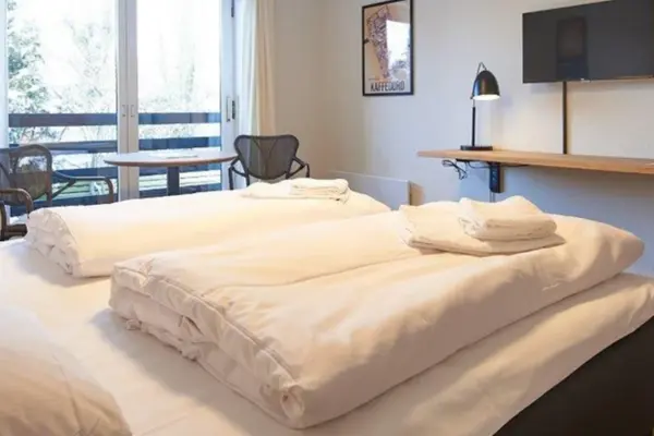 Motel T&oslash;nder, Sort sol-safari, v&aelig;relse