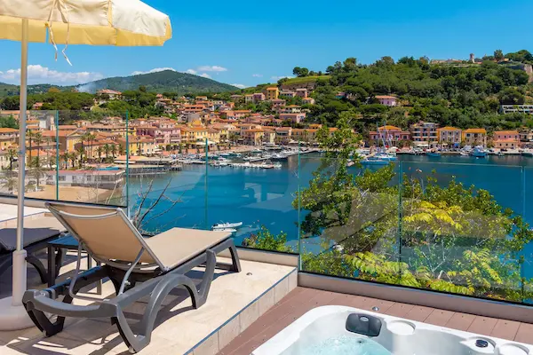 Rejse til Elba - liggestol med udsigt over middelhavet