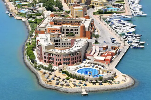 Hotel Three Corners Ocean View, El Gouna, luftfoto af hotel og pool