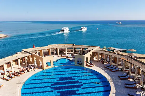 Hotel Three Corners Ocean View, El Gouna, pool med havudsigt