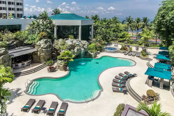 Rejse til Boracay - filippinsk drømmeø! Diamond Hotel Philippines, Manila, poolområde