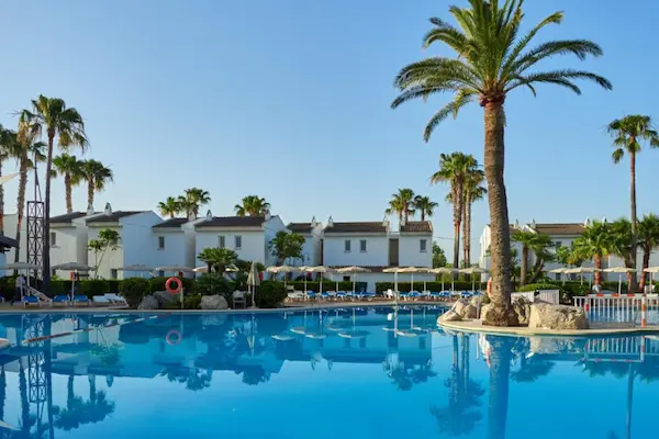BQ Alcudia Sun Village, Mallorca, pool og palmer