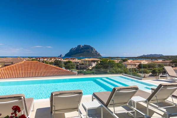 Forl&aelig;nget weekend p&aring; Sardinien - poolomr&aring;de