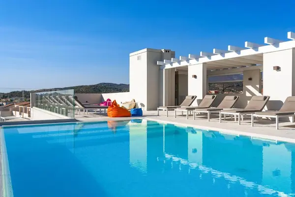 Forl&aelig;nget weekend p&aring; Sardinien - poolomr&aring;de