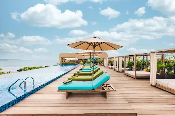 Rejse til Bali &ndash; dr&oslash;mmeferie i Syd&oslash;stasien - poolomr&aring;de