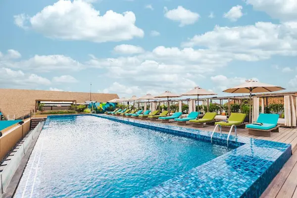 Rejse til Bali &ndash; dr&oslash;mmeferie i Syd&oslash;stasien - poolomr&aring;de