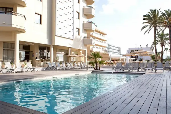 Voksenferie p&aring; Mallorca - poolomr&aring;de