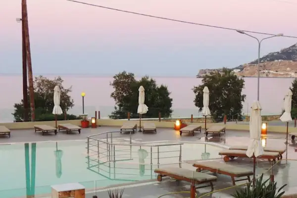 Rejse til Karpathos - billede af poolomr&aring;det med udsigt over havet