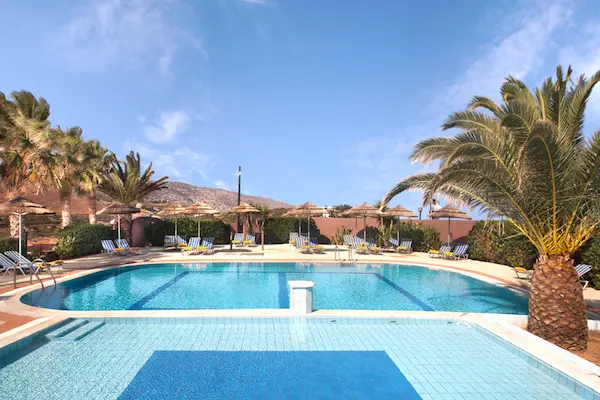 Hotel Blue Bay Resort, Kreta, pool og palmer
