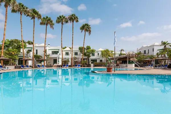Hotel THB Royal, Playa Blanca, Lanzarote, pool og bygninger