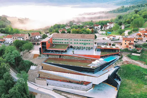 Rejse til Istrien - Winery & Design hotel ROXANICH - beliggenhed p&aring; bakketop med udsigt