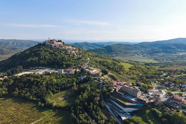 Rejse til Istrien - Winery & Design hotel ROXANICH - beliggenhed p&aring; bakketop med udsigt