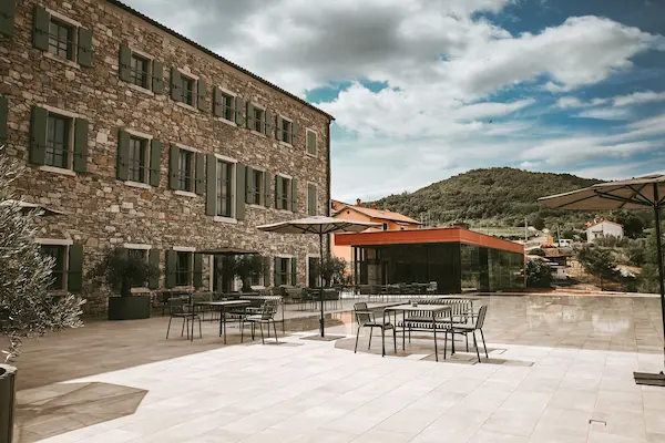Rejse til Istrien - Winery & Design hotel ROXANICH - smuk facade og terrasse