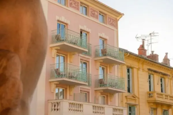 Rejse til Menton - billede af hotellets facade