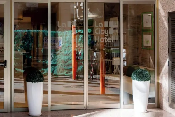 Rejse til Salinas de Torrevieja - billede af hotellets indgang