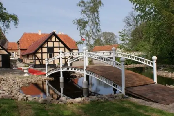 Ferie på Langeland - hyggelig getaway Skrøbelev Gods, gårdhave