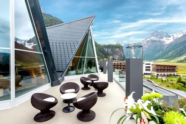 AQUA DOME i &Oslash;strig - udend&oslash;rs terrasseomr&aring;de med alpeudsigt