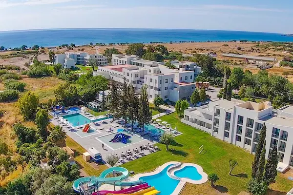 Rejse til Rhodos med all inclusive - billede af hotellet og det udend&oslash;rs poolomr&aring;de